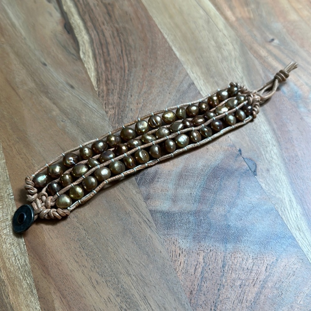 1.5” Wide Fresh Water Pearl Leather Bracelet, size 7 Wrist